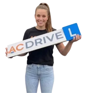 Meid houdt autorijles bord vast