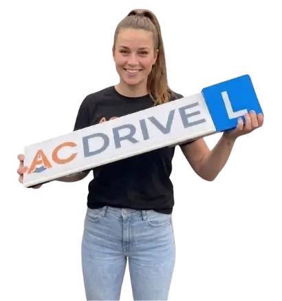 Meid houdt autorijles bord vast